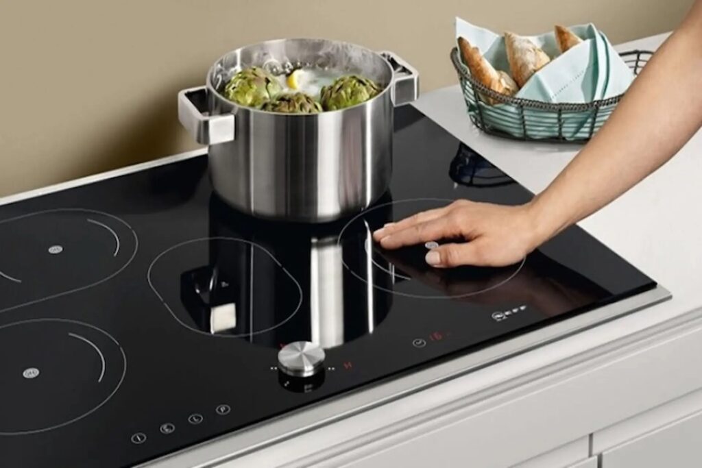 Bật bếp nhưng chưa đặt nồi chảo lên vùng nấu