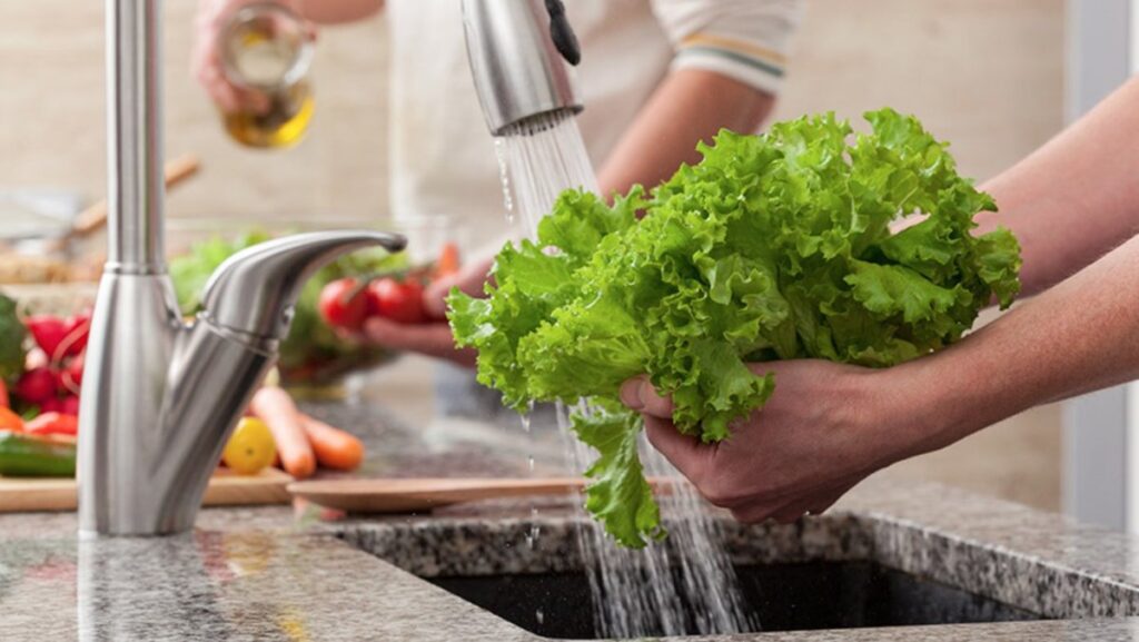 Cho rau củ và thực phẩm còn ướt sũng trực tiếp vào ngăn mát