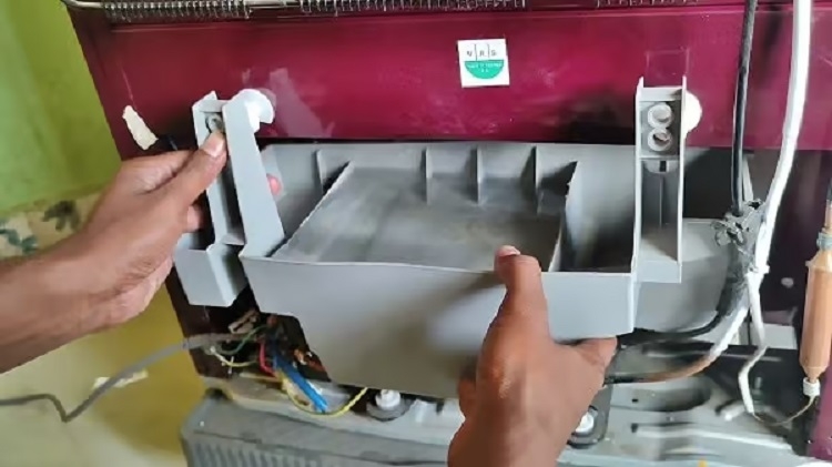 Khay hứng nước thải phía sau gầm tủ bị lỏng ốc vít hãm
