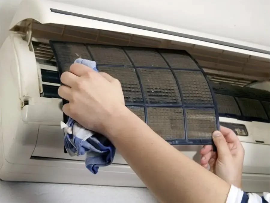 Lưới lọc bụi bẩn bám dày đặc cản trở lưu thông không khí