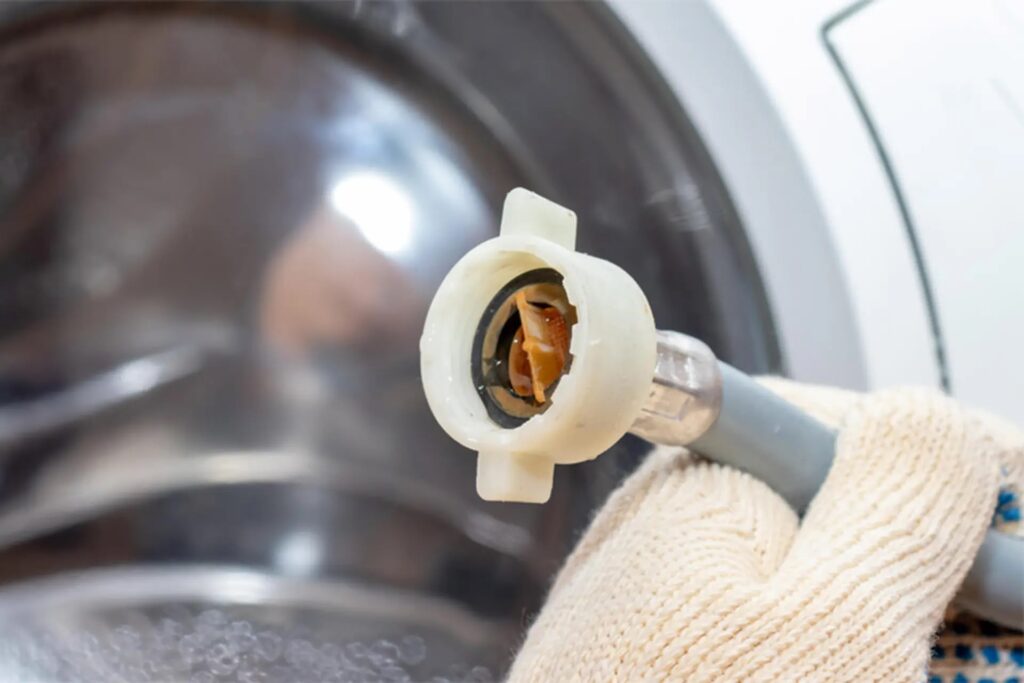 Tấm lưới lọc cặn ở đầu van cấp nước bị tắc nghẽn