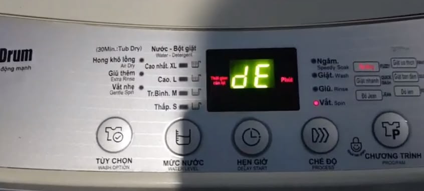 Lỗi dE trên máy giặt LG là mã cảnh báo liên quan đến cửa và cơ chế khóa an toàn.