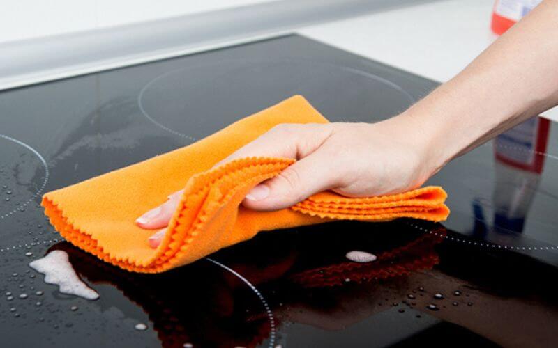 Nhiễm ẩm do vệ sinh không đúng hoặc nước tràn vào vùng linh kiện 