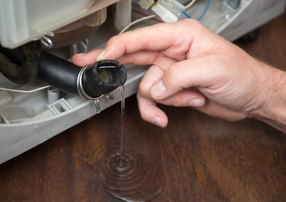 Đường ống thoát nước hoặc bộ lọc bơm xả bị tắc nghẽn