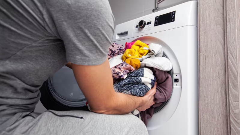 Quần áo bị dồn về một góc gây hiện tượng lệch tâm lồng giặt